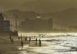 Imagen de archivo de la playa de Las Canteras con el Auditorio la fondo.