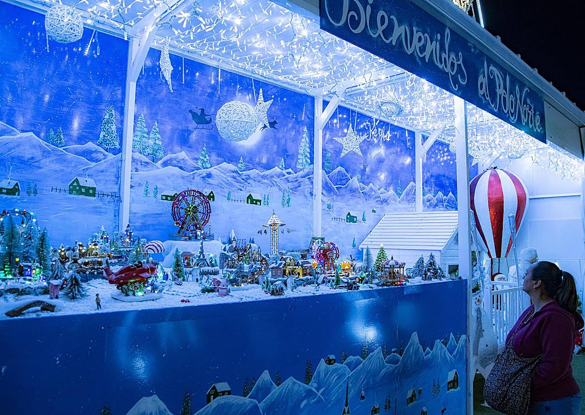 Imagen secundaria 1 - En la foto superior, parte de la familia de Miguel Sierra en la Casa de Papá Noel.