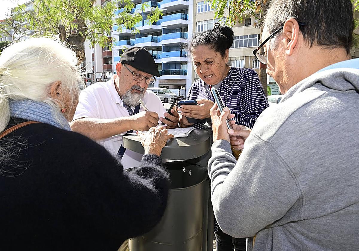Imagen principal - Los afectados esperan conseguir que se revise su situación.