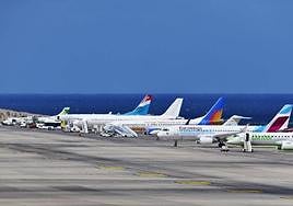 Imagen de archivo de aviones en pista en el aeropuerto de Gran Canaria.