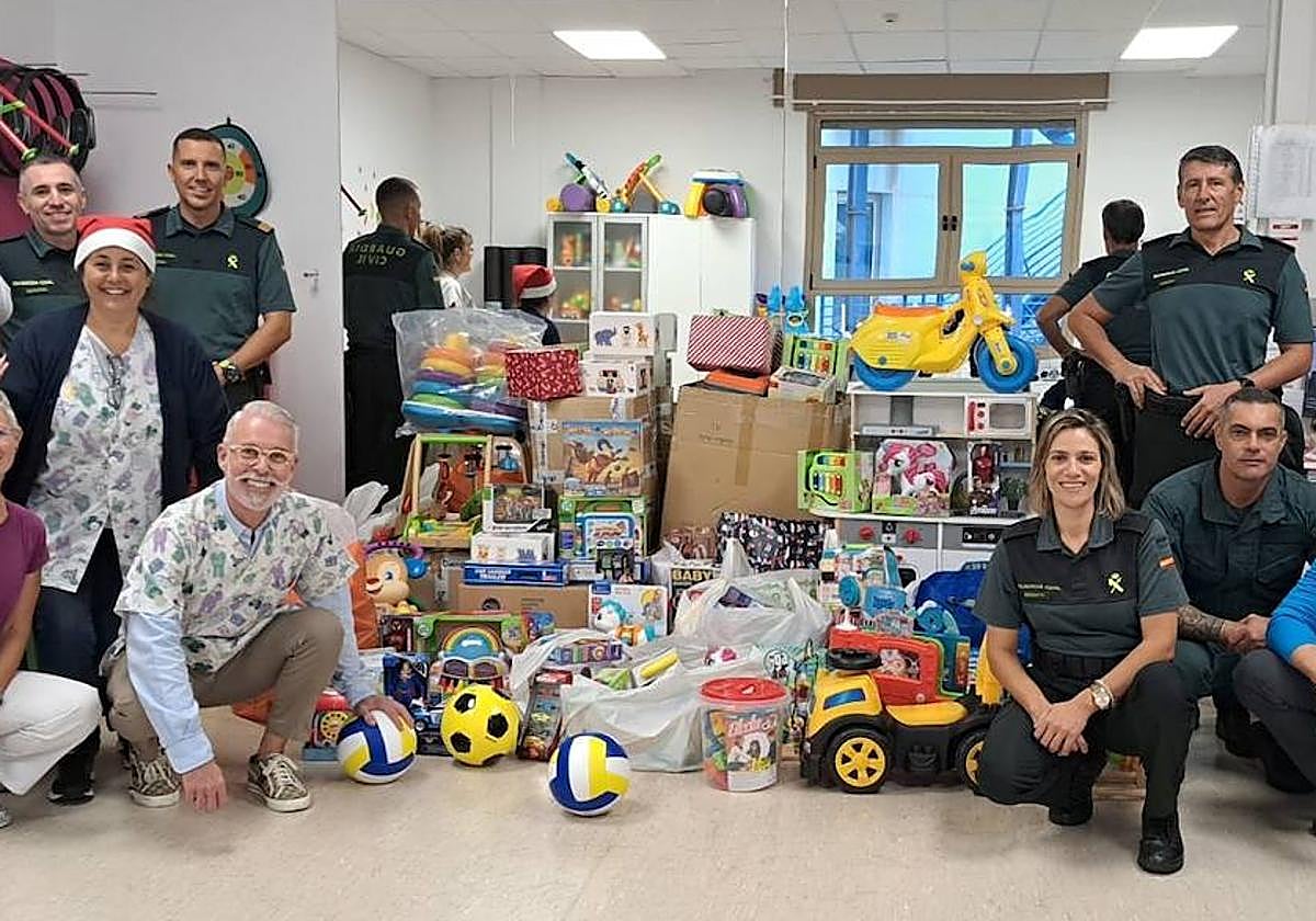 La Guardia Civil entrega cientos de juguetes recogidos en el hospital Militar Juan Carlos I