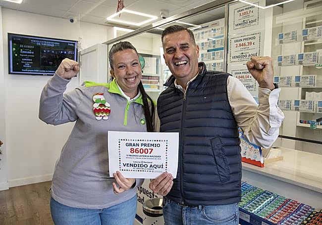 Antonio Arbelo y una empleada de El Taro de la Suerte, en la gasolinera El Taro, en La Orilla. Aquí se vendió un quinto premio.