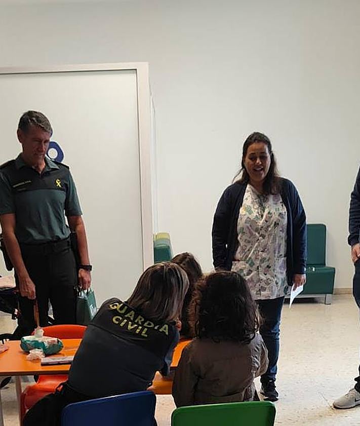 Imagen secundaria 2 - La Guardia Civil durante su entrega de juguetes.