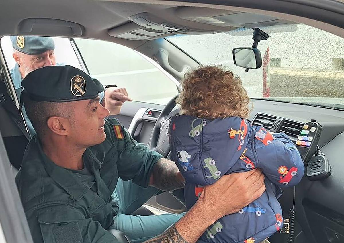 Imagen secundaria 1 - La Guardia Civil durante su entrega de juguetes.