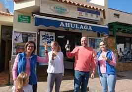 Begonia Cabrera, propietaria del bazar Ahulaga, en Antigua, con sus empleadas y familia, celebra haber dado por tercera vez en cinco años el Gordo.