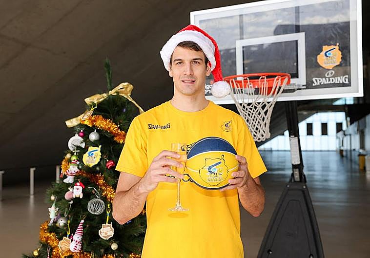 Nicolás Brussino brinda en el Gran Canaria Arena.
