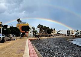 El cielo se va despejando en Canarias poco a poco para este domingo. En la imagen, un arcoiris en la playa de Arinaga.