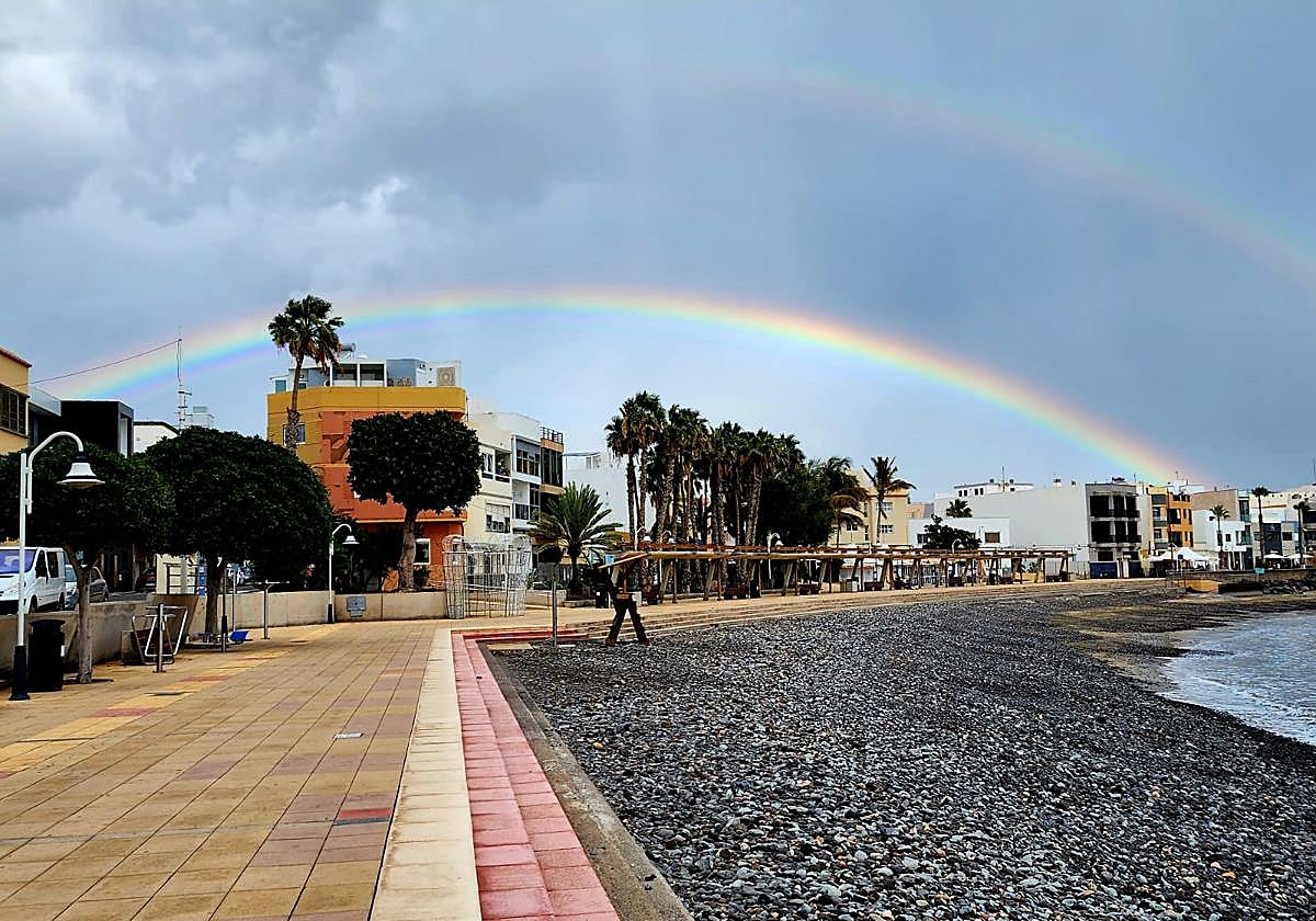 El cielo se va despejando en Canarias poco a poco para este domingo. En la imagen, un arcoiris en la playa de Arinaga.