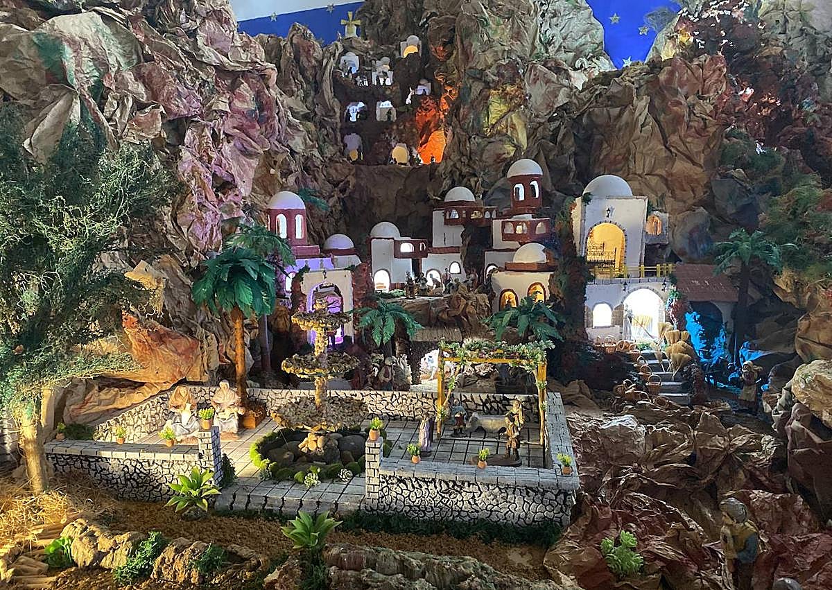 Imagen secundaria 1 - ...Y el Niño Jesús ya llegó al belén más grande del sureste