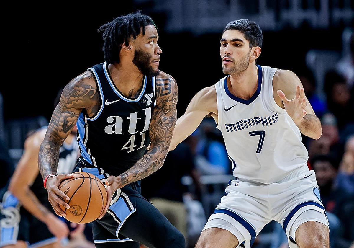 Santi Aldama defiende al jugador de Atlanta, Saddiq Bey. Nuevo triunfo para los Grizzlies del ala-pívot grancanario.