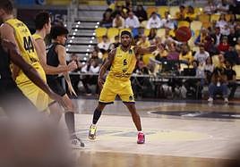 El director de juego francés Andrew Albicy realiza un pase en el encuentro entre el Granca y el Trento