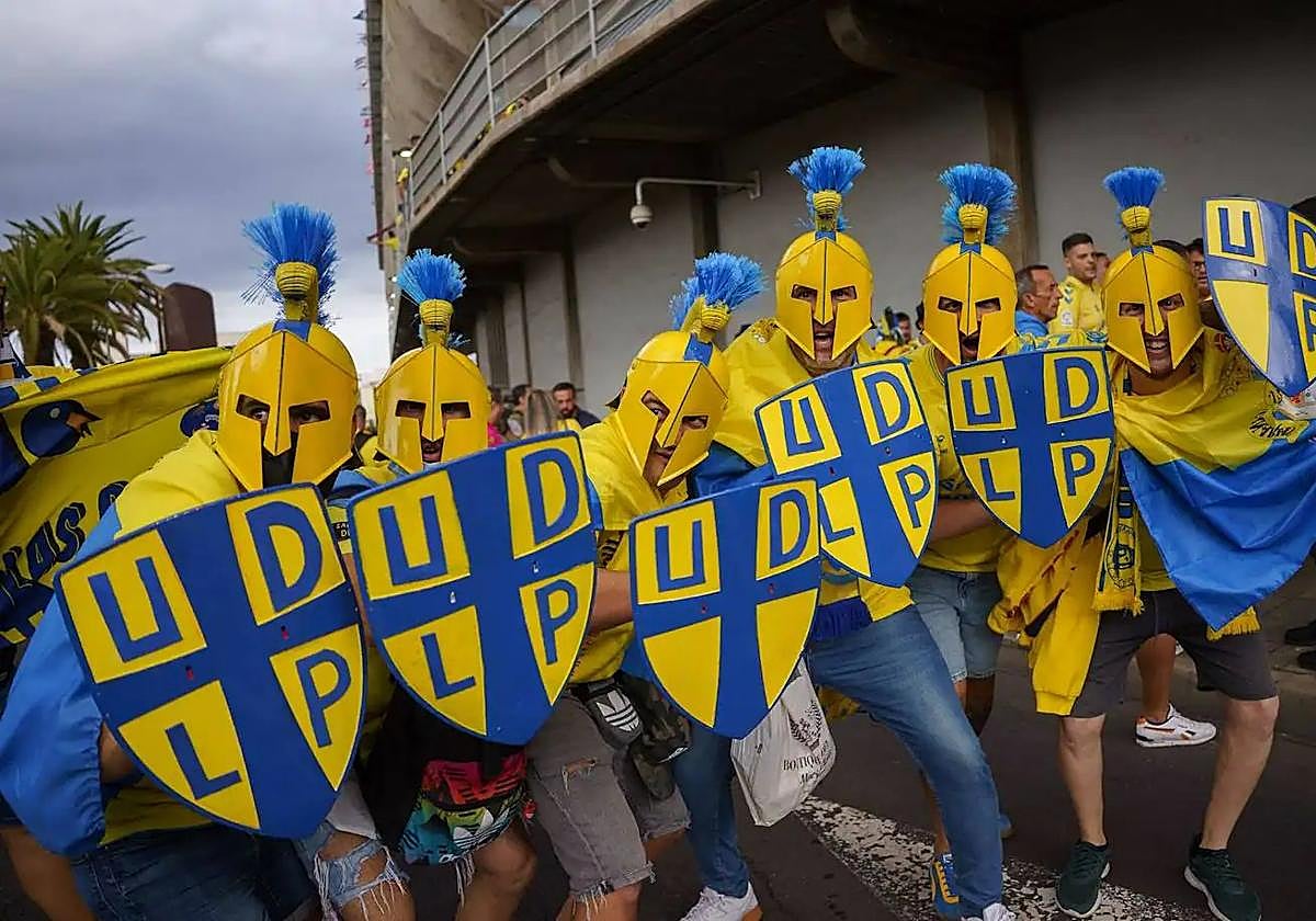 Imagen de archivo de seis aficionados de la UD Las Palmas en el Heliodoro.