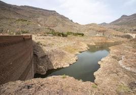 Presa de Ayagaures. En la actualidad, dicho embalse se encuentra en el 1% de su capacidad, con un volumen de 16.115 m3, 1.648 menos que en el mes anterior.