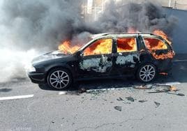 Imagen del vehículo incendiado en la localidad de San Isidro (Tenerife).