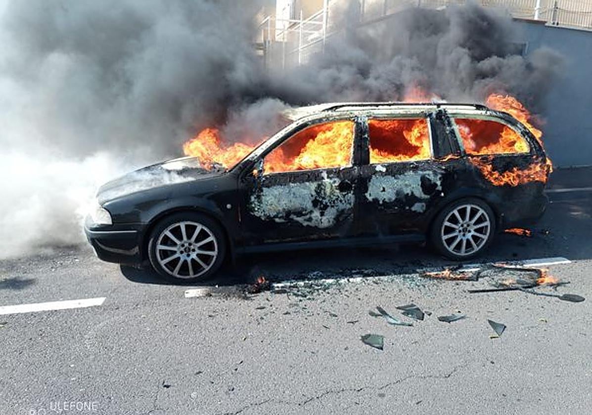 Imagen del vehículo incendiado en la localidad de San Isidro (Tenerife).