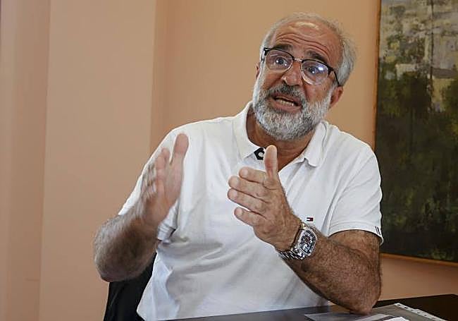 El primer edil en una imagen de archivo para una entrevista.