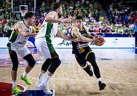 Amar Gegic supera a dos jugadores lituanos en el pasado Eurobasket 2022.