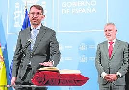 Antonio Olivera, durante su toma de posesión como director de Gabinete del ministro Torres, en segundo plano en la foto.