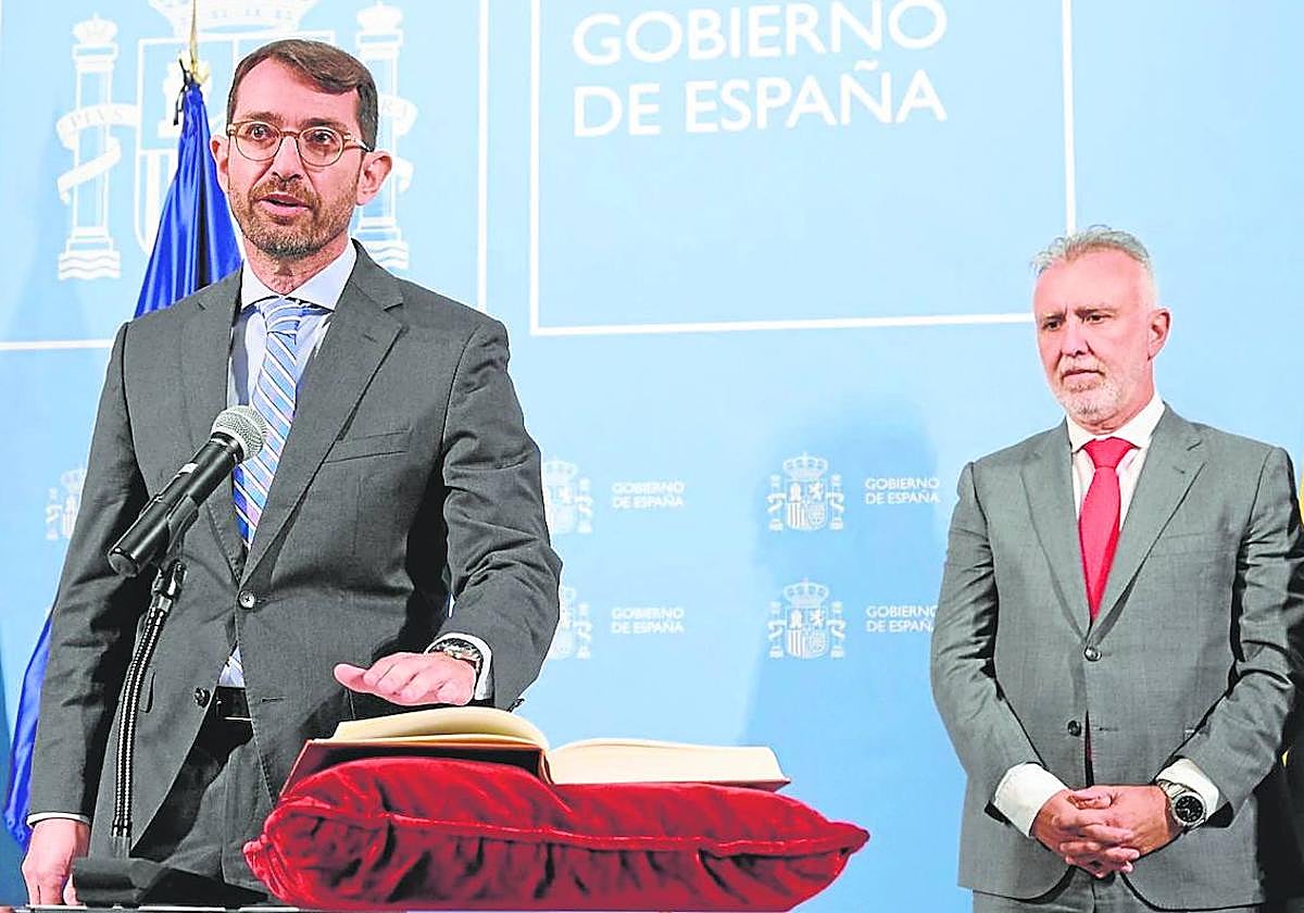Antonio Olivera, durante su toma de posesión como director de Gabinete del ministro Torres, en segundo plano en la foto.