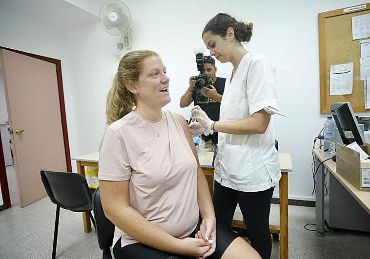 Una mujer embarazada se vacuna contra la gripe cuando se inició la campaña esta temporada.