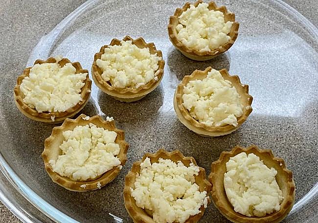 Rellenamos las cetitas con el queso