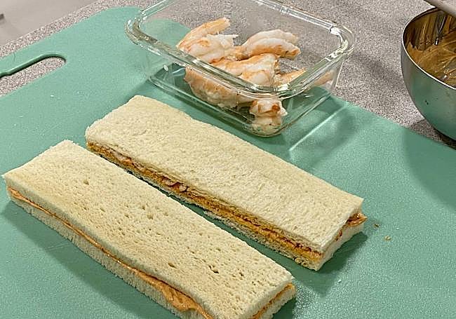 Cortamos y untamos el pan de molde