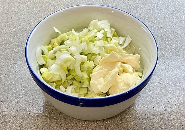 Mezclamos el puerro, el queso y la mayonesa