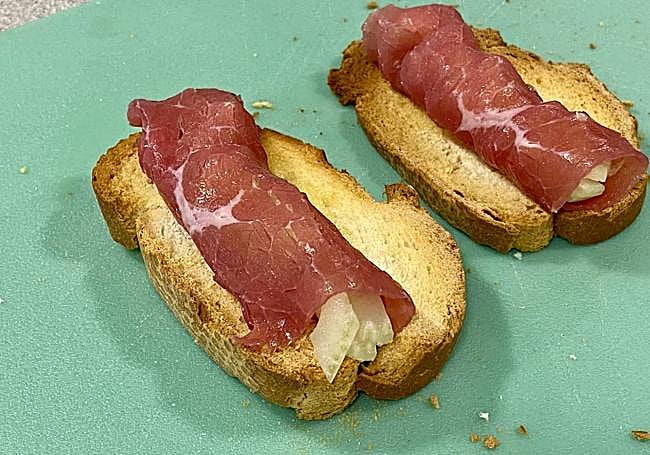 Colocaremos los rollitos sobre el pan tostado