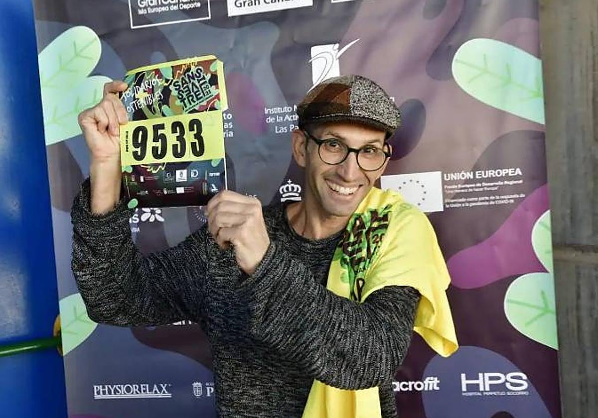 Imagen de un participante con su dorsal y camiseta.