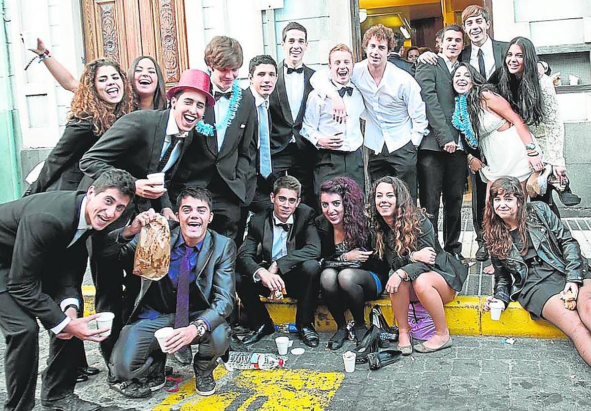 Imagen de archivo de un grupo de jóvenes que mantiene la tradición del desayuno con churros en la primera mañana del año.