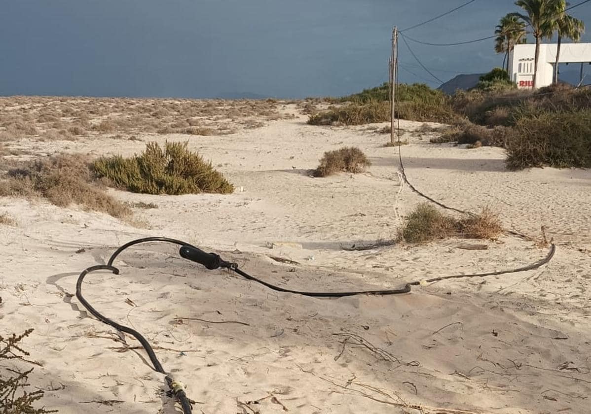 La Oliva exige la retirada del cableado de Telefónica en el Parque Natural de Corralejo