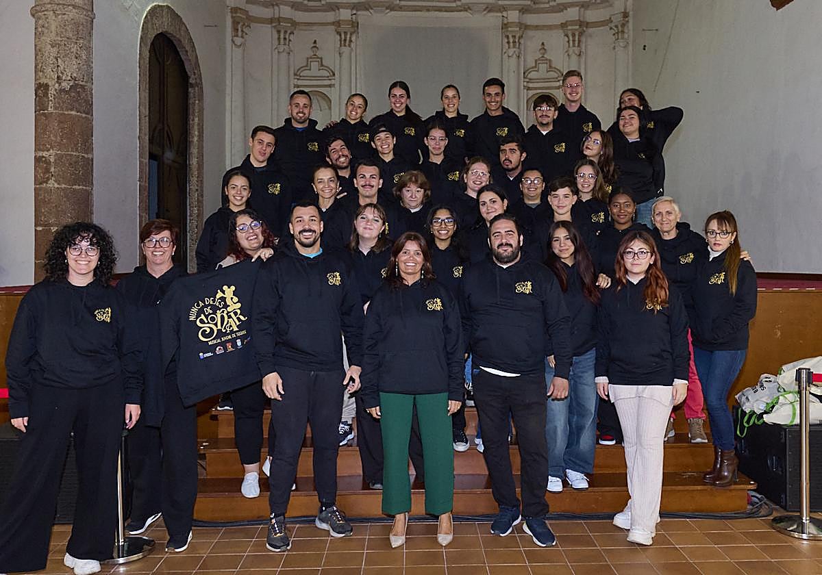 Protagonistas del espectáculo con autoridades de Teguise.