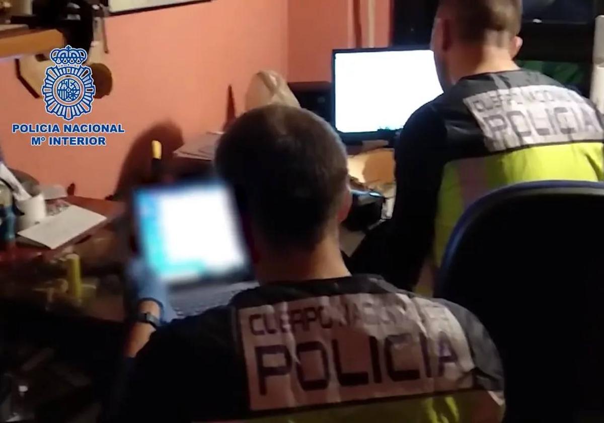 Dos agentes de la Policía Nacional.