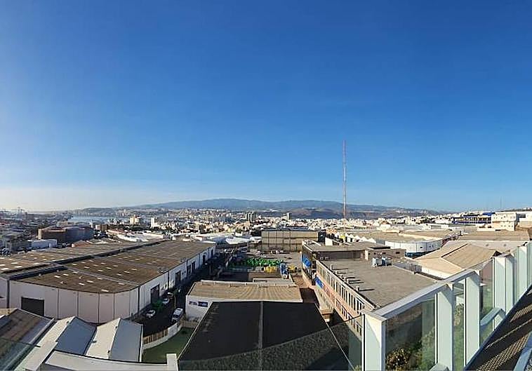 Cielos despejados y algo de calima en la capital grancanaria este viernes.