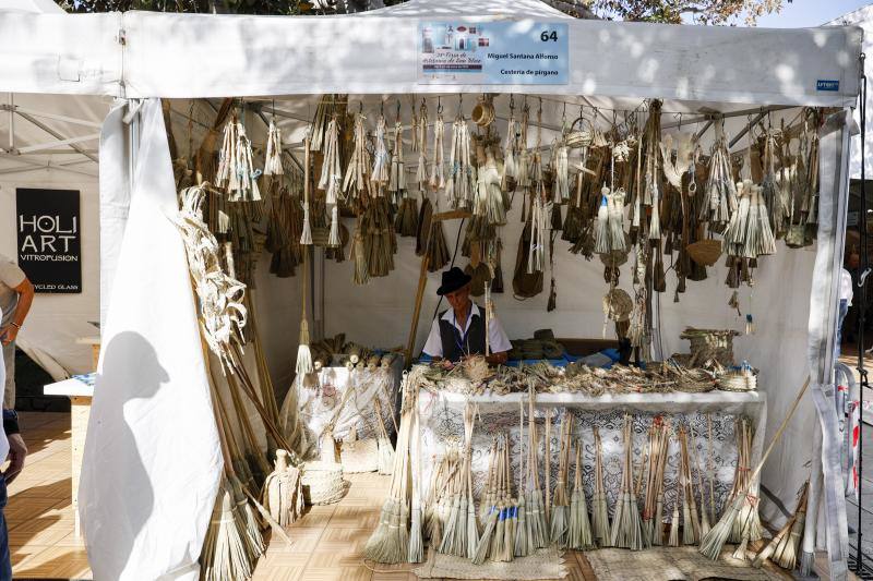 Fotos: 94 profesionales se dan cita en la Feria de Artesanía de San Telmo