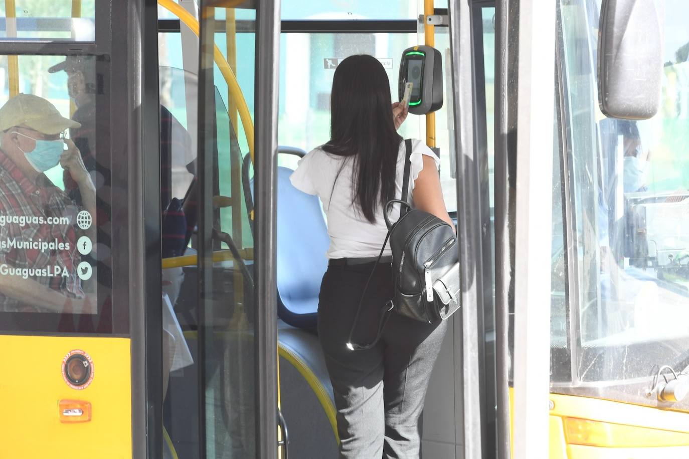 Fotos: Colas en la estación de Santa Catalina por la gratuidad de los bonos