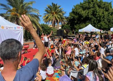 Imagen secundaria 1 - Distintos momentos de Cuentópolis a su paso por los distintos barrios de Agüimes. 