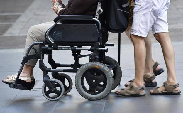 Imagen de archivo de una persona que requiere de una silla de ruedas para desplazarse. 