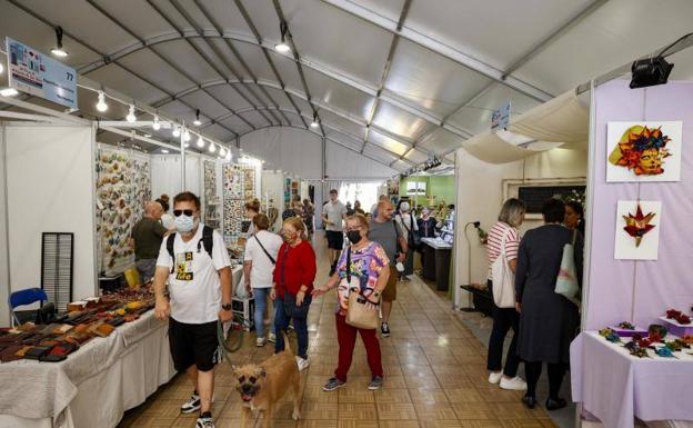 Interior de una de las dos carpas que forman parte de la feria de artesanía. 