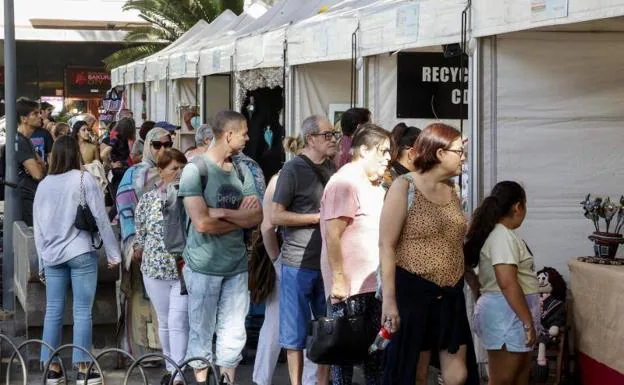 El público no dejó de circular por los puestos de la feria a lo largo de la primera jornada. 