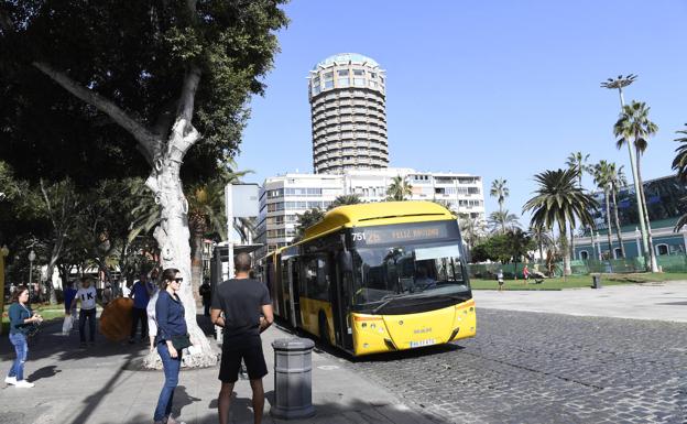 Paso de una guagua por el parque de Santa Catalina. 