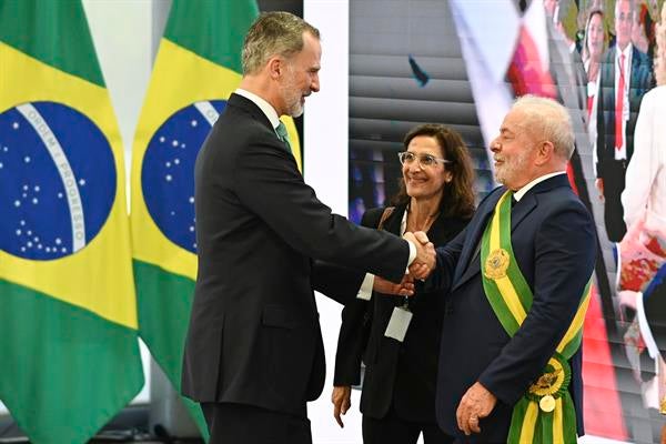 El nuevo presidente de Brasil, Luiz Inácio Lula da Silva, saluda a Felipe VI, tras su ceremonia de investidura este domingo, en el palacio de Gobierno en Brasília (Brasil).
