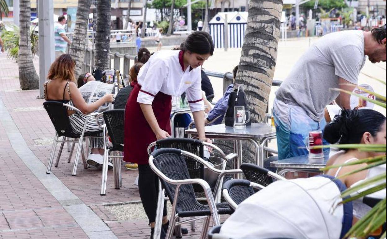 Una terraza en la playa de Las Canteras. El turismo fue el motor del empleo en 2022. 