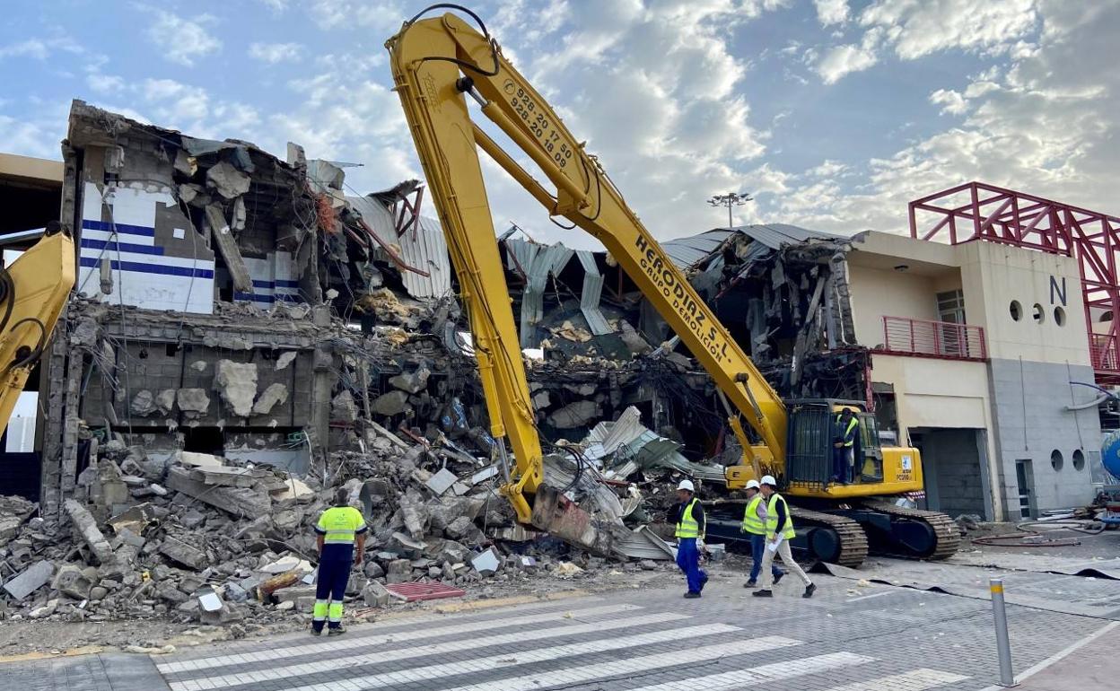 Demolición de uno de los antiguos edificios del muelle de Santa Catalina. 