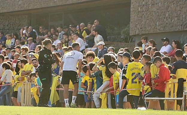 Imagen principal - Delirio por ver al líder en Barranco Seco