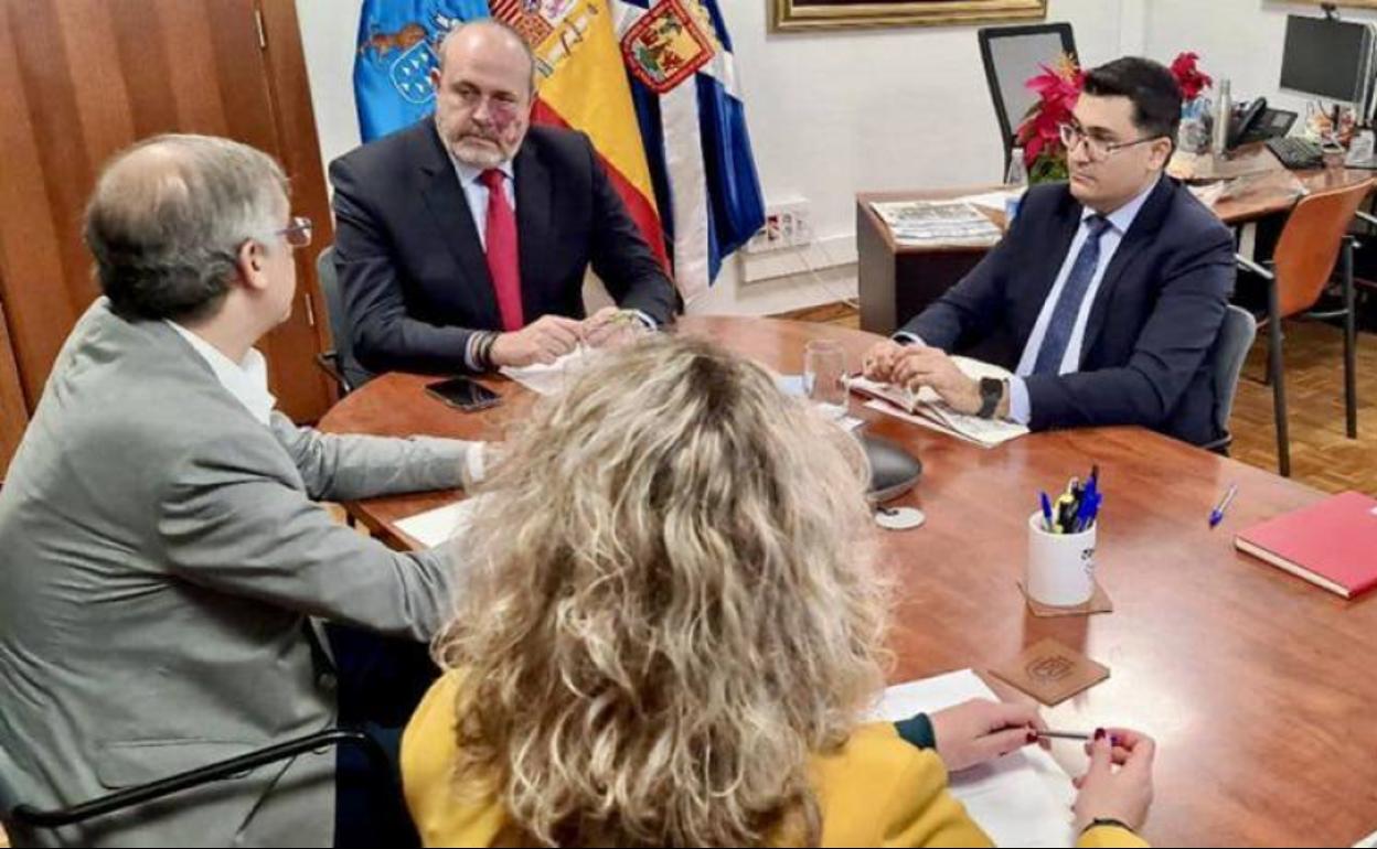 Reunión entre los cabildos de las islas capitalinas para gestionar la compra conjunta de combustible. 