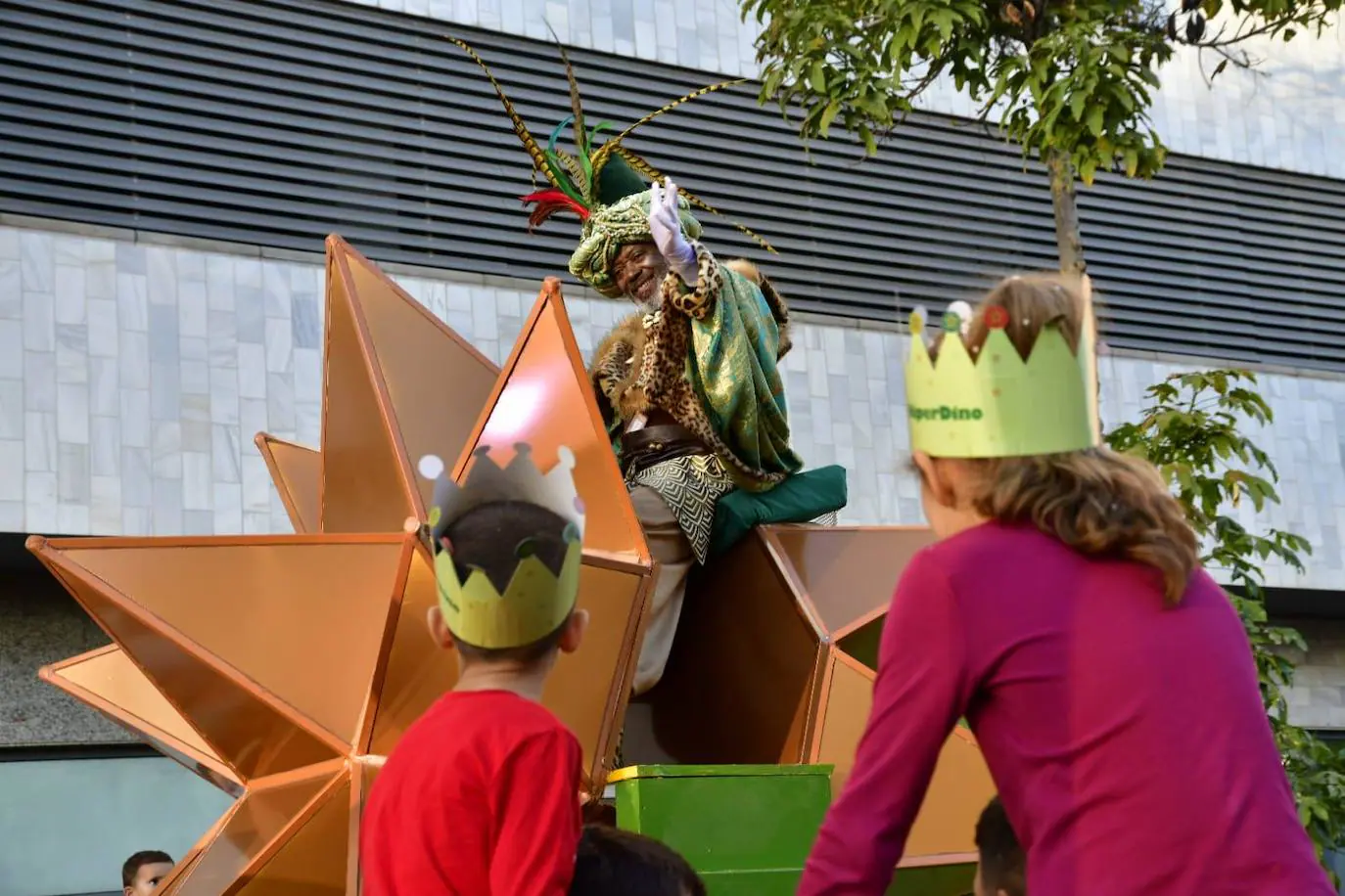 Fotos: - Melchor, Gaspar y Baltasar saludan a los mas pequeños