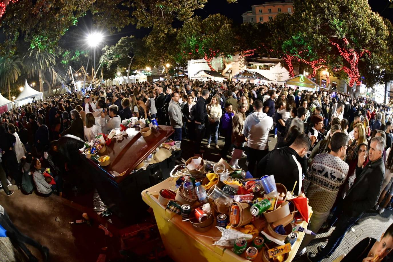 Fotos: Los mayores alargan la Noche de Reyes en la capital