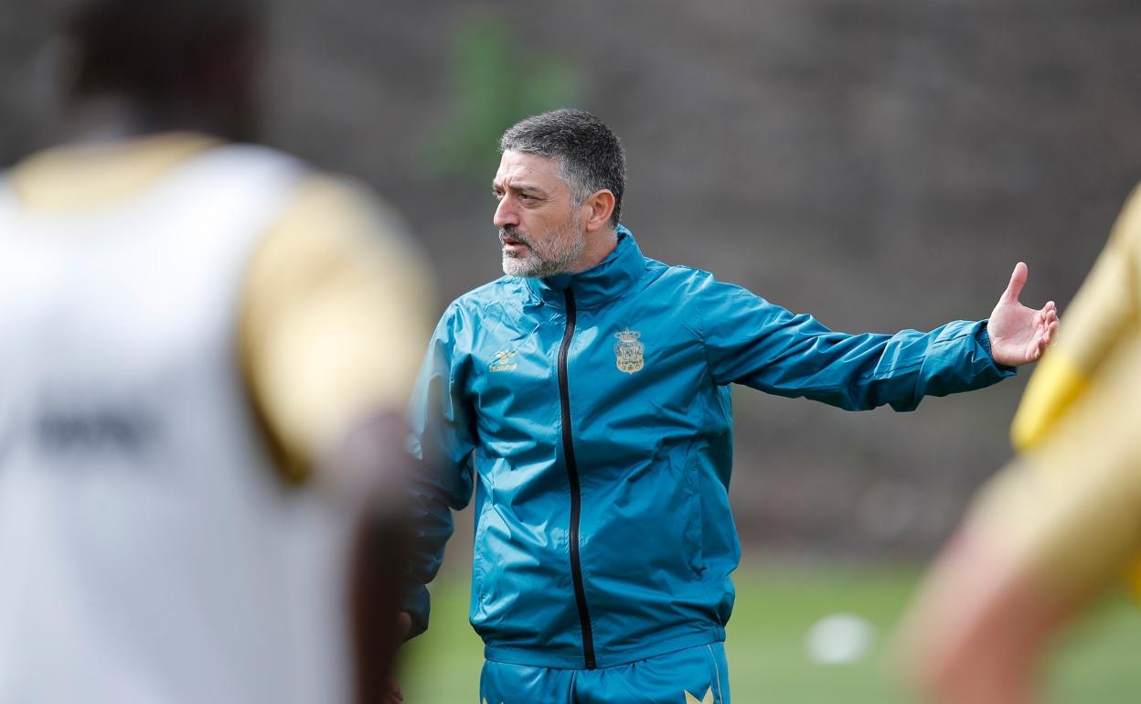 García Pimienta, durante una sesión de entrenamiento de la UD en Barranco Seco. 