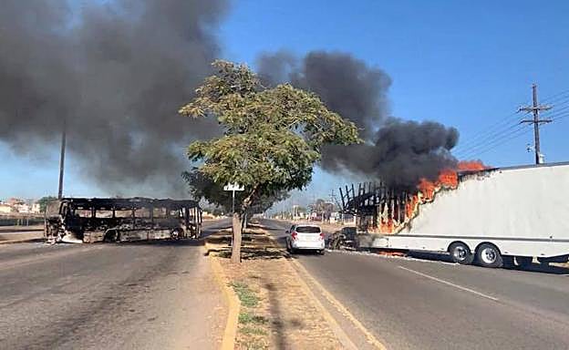Vehículos quemados en Culiacán tras la detención de uno de los hijos de 'El Chapo' Guzmán.